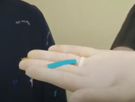 Terceiro passo: cortar uma tirinha fina da bandagem do orbicular dos olhos – Motility Oral 