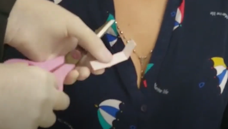 Terceiro passo para cortar: dobrar em três a bandagem para fazer a técnica do y – Motility Oral 