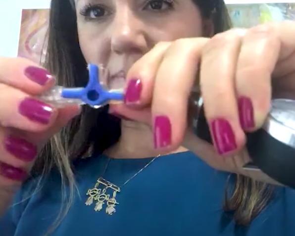 Torneirinha na direção da seringa para insuflar – Motility Oral.